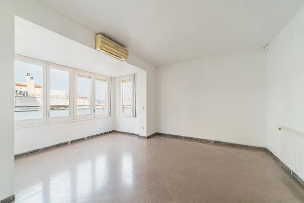 Piso alto y céntrico con ascensor, tres habitaciones y dos terrazas.