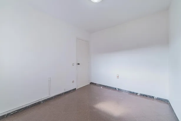 Piso alto y céntrico con ascensor, tres habitaciones y dos terrazas.