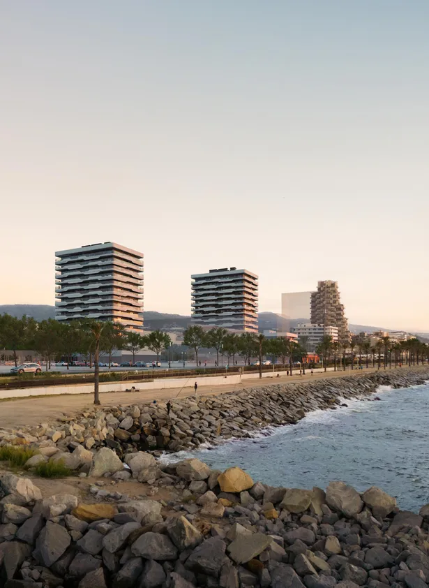Piso de obra nueva en primera linea de mar con terraza esquinera.
