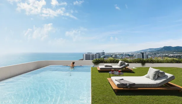 Newly built seafront penthouse featuring spectacular corner terraces.
