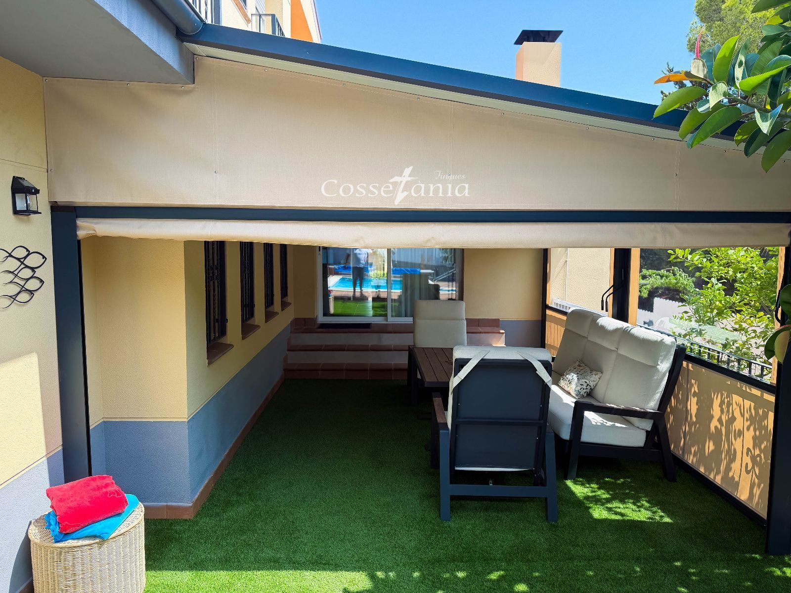 Terraza - Chalet de 6 hab. con piscina y placas solares
