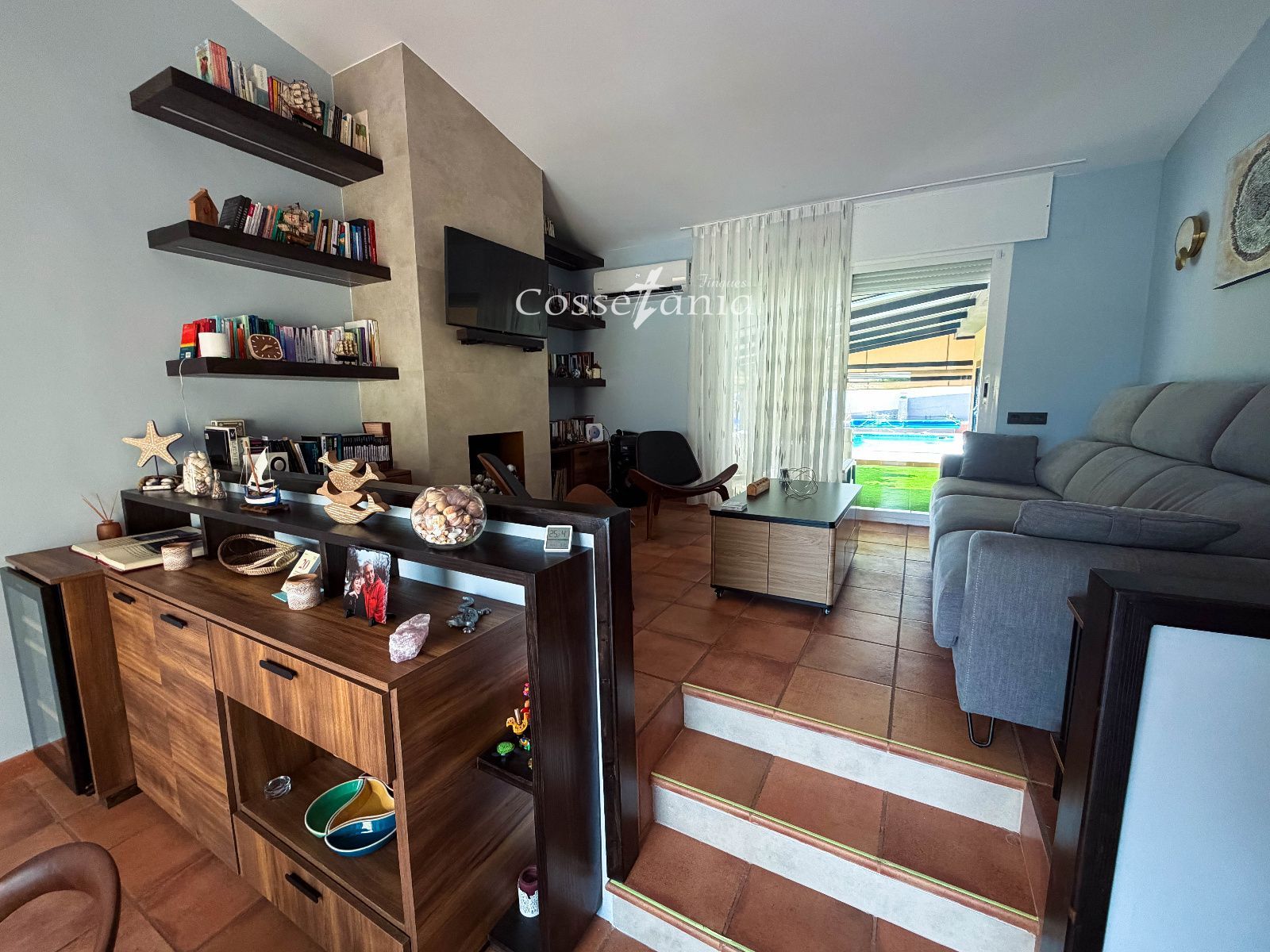 Salón - Chalet de 6 hab. con piscina y placas solares