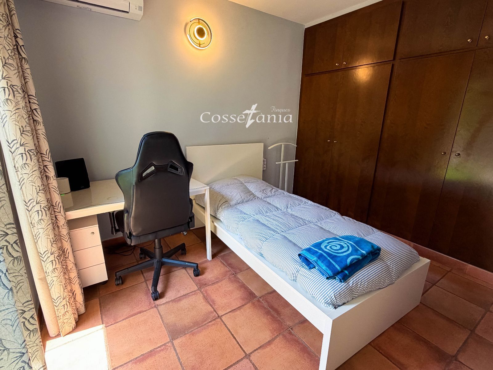Habitación - Chalet de 6 hab. con piscina y placas solares