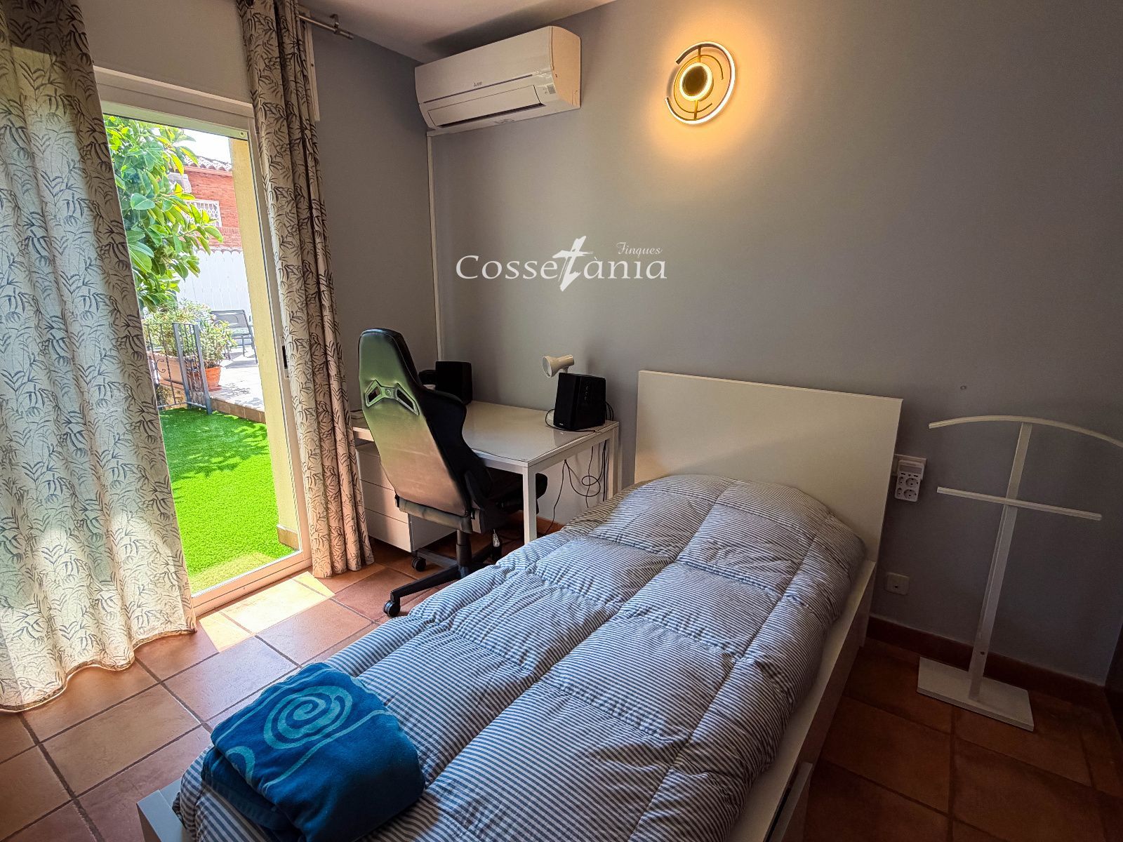 Habitación - Chalet de 6 hab. con piscina y placas solares