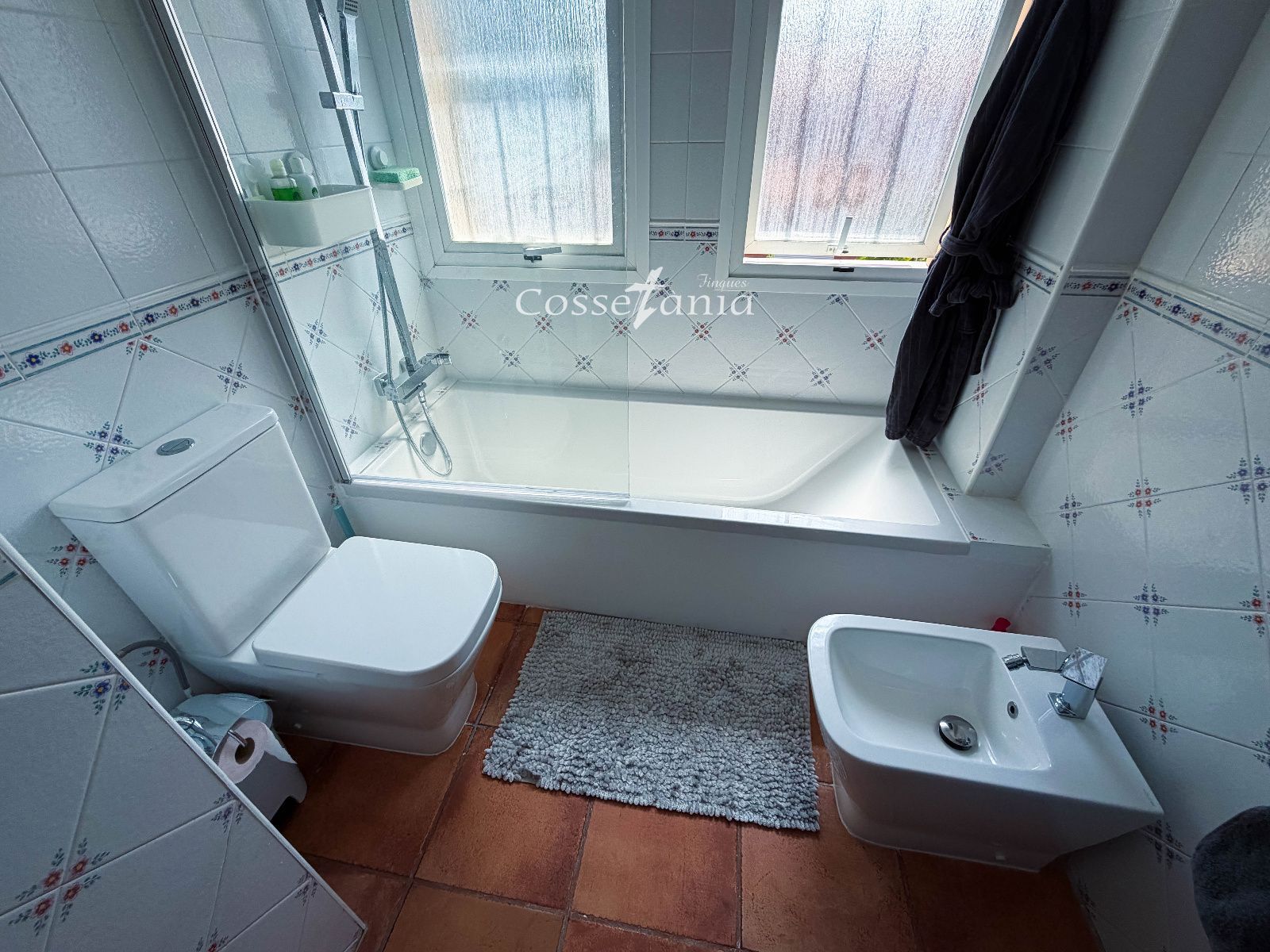 Baño - Chalet de 6 hab. con piscina y placas solares