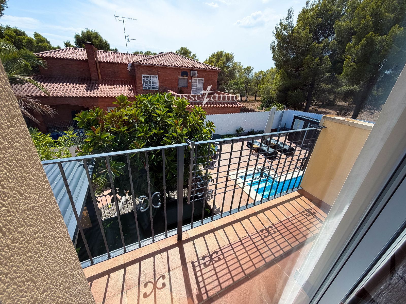 Terraza - Chalet de 6 hab. con piscina y placas solares
