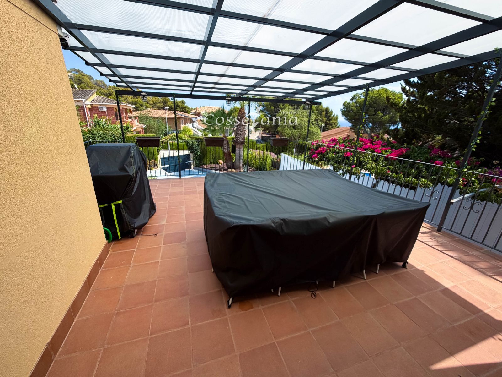 Terraza - Chalet de 6 hab. con piscina y placas solares