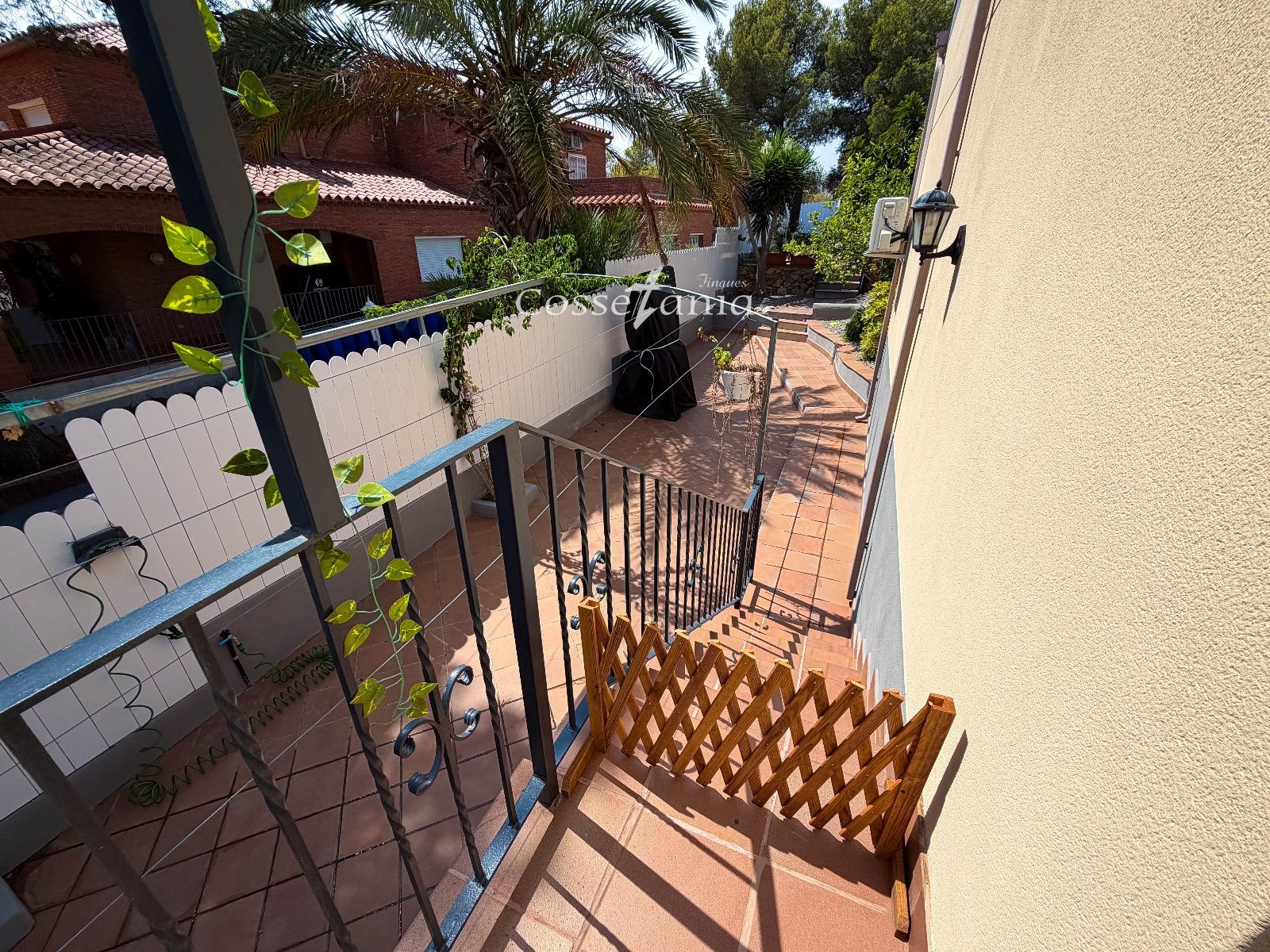 Terraza - Chalet de 6 hab. con piscina y placas solares