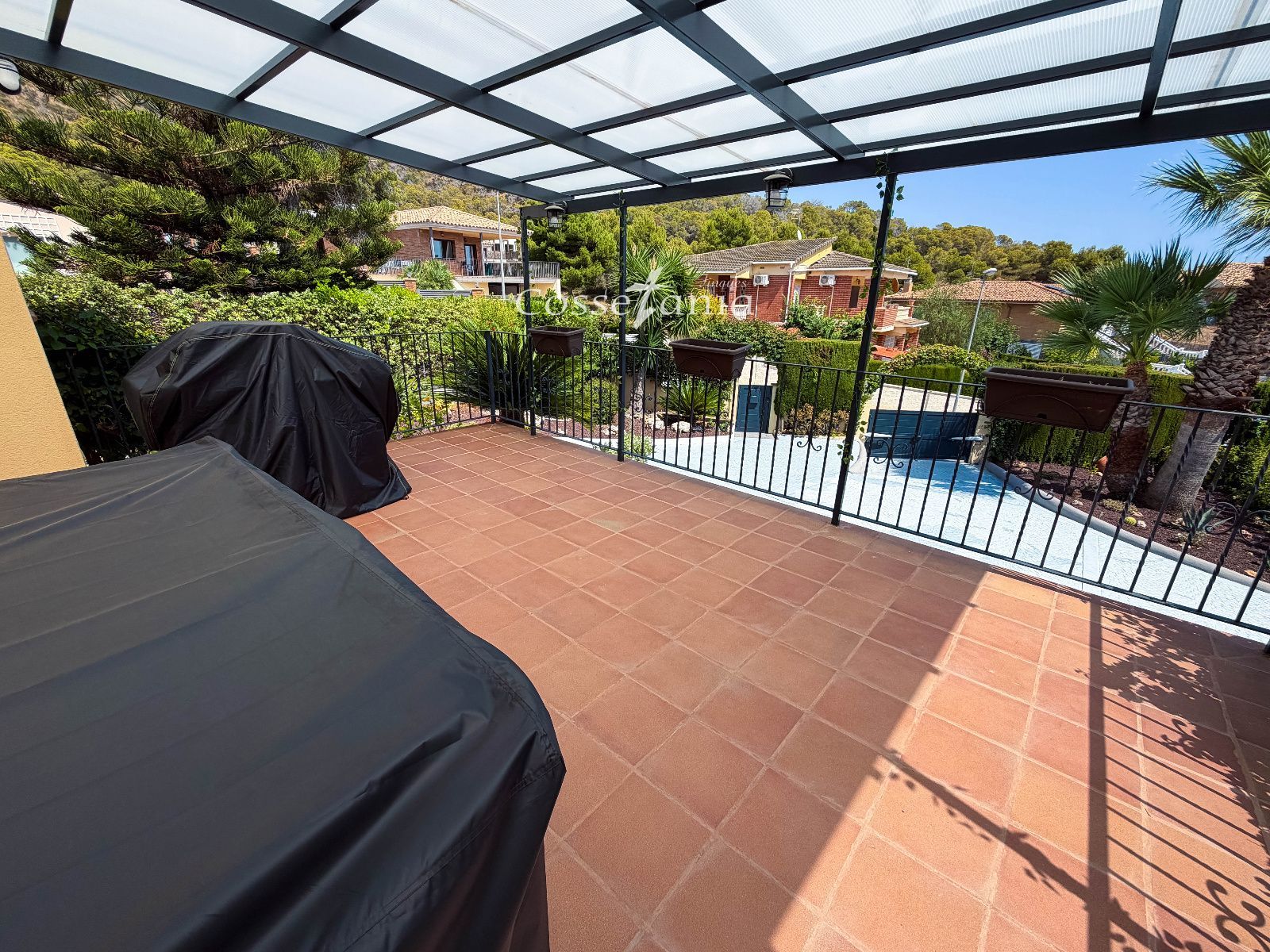 Terraza - Chalet de 6 hab. con piscina y placas solares