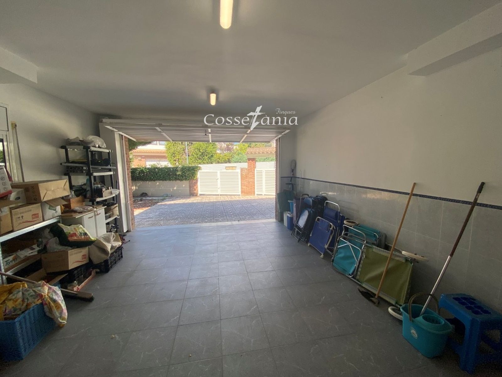 VENTA DE CHALET INDEPENDIENTE DE 4 DORMITORIOS / 3 BAÑOS Y PISCINA PROPIA