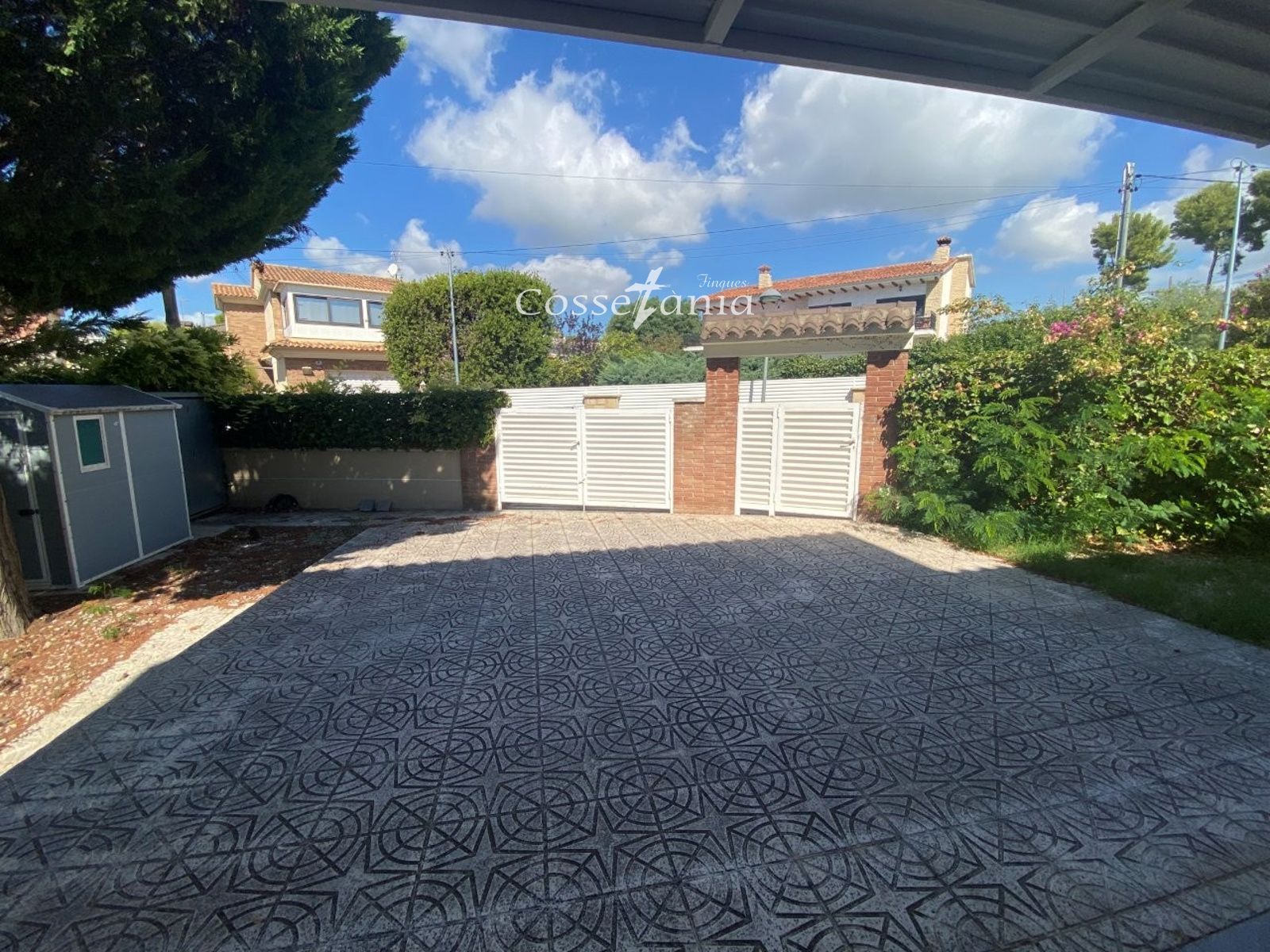 VENTA DE CHALET INDEPENDIENTE DE 4 DORMITORIOS / 3 BAÑOS Y PISCINA PROPIA
