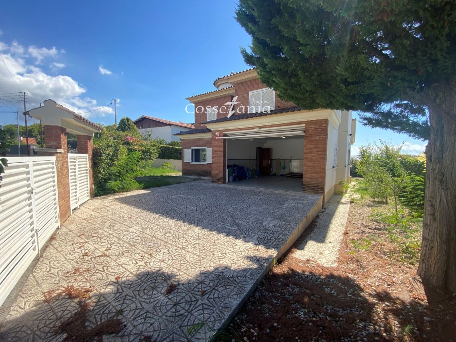 VENTA DE CHALET INDEPENDIENTE DE 4 DORMITORIOS / 3 BAÑOS Y PISCINA PROPIA