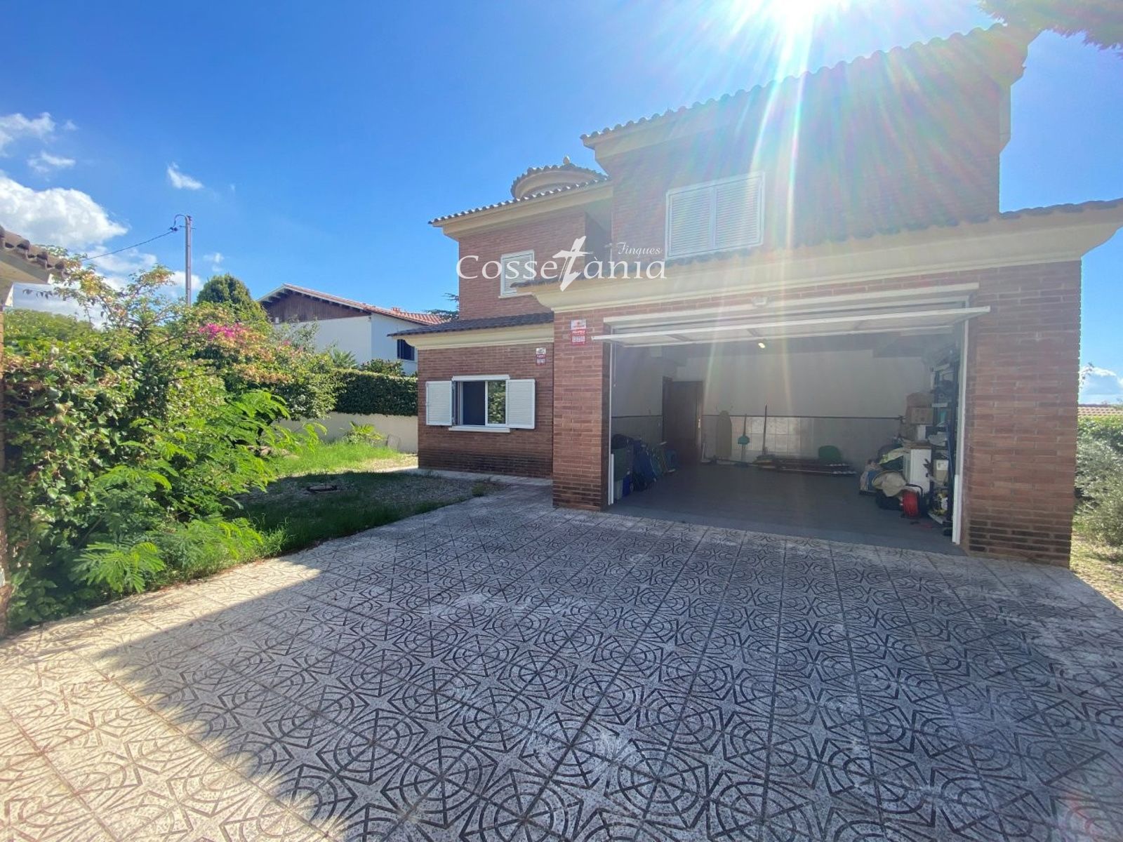 VENTA DE CHALET INDEPENDIENTE DE 4 DORMITORIOS / 3 BAÑOS Y PISCINA PROPIA