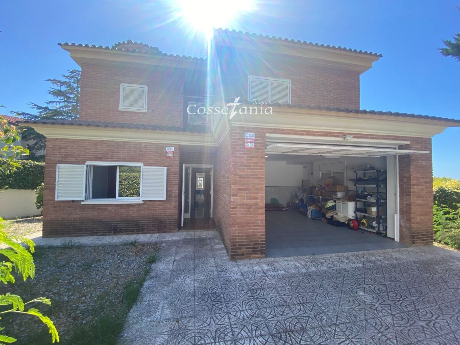 VENTA DE CHALET INDEPENDIENTE DE 4 DORMITORIOS / 3 BAÑOS Y PISCINA PROPIA