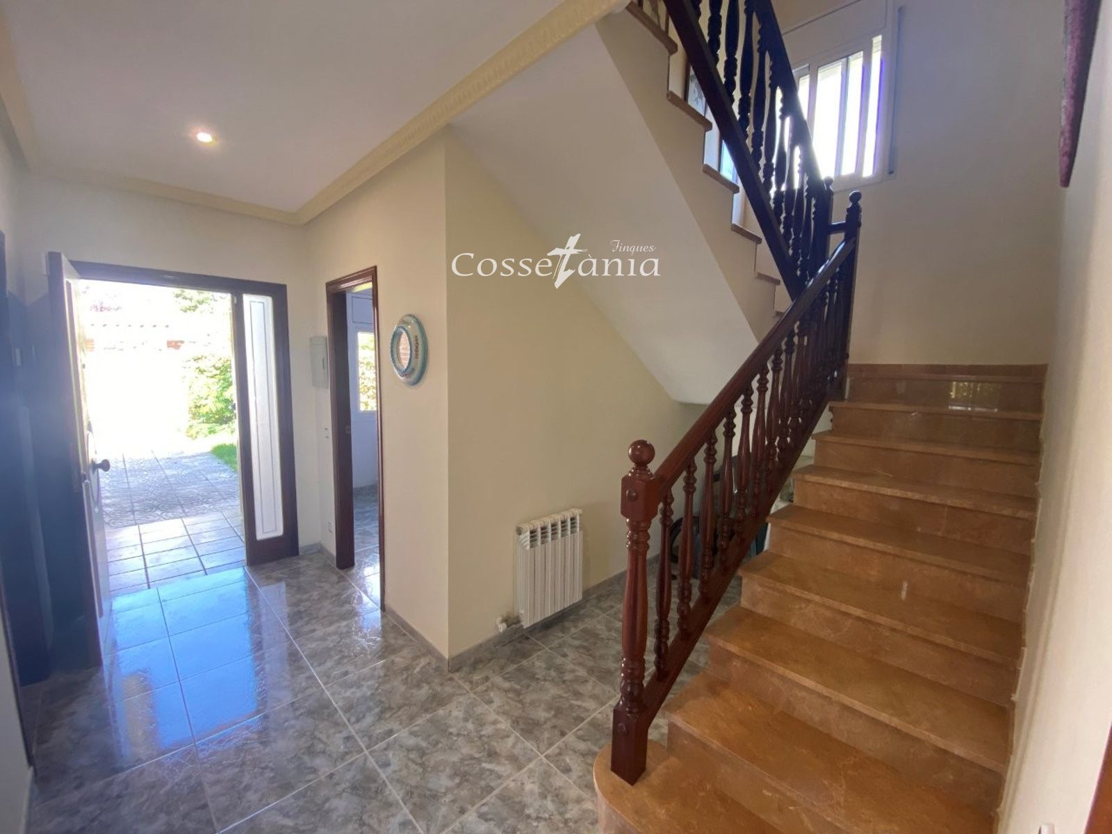 VENTA DE CHALET INDEPENDIENTE DE 4 DORMITORIOS / 3 BAÑOS Y PISCINA PROPIA