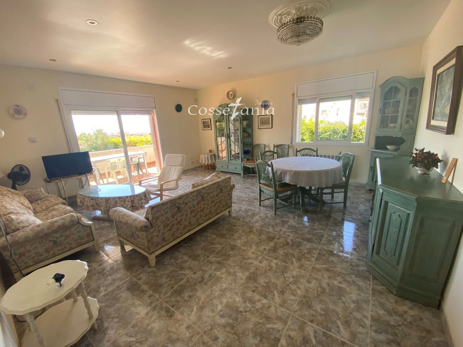 VENTA DE CHALET INDEPENDIENTE DE 4 DORMITORIOS / 3 BAÑOS Y PISCINA PROPIA