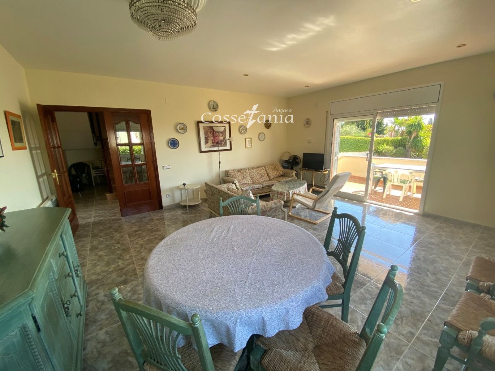 VENTA DE CHALET INDEPENDIENTE DE 4 DORMITORIOS / 3 BAÑOS Y PISCINA PROPIA
