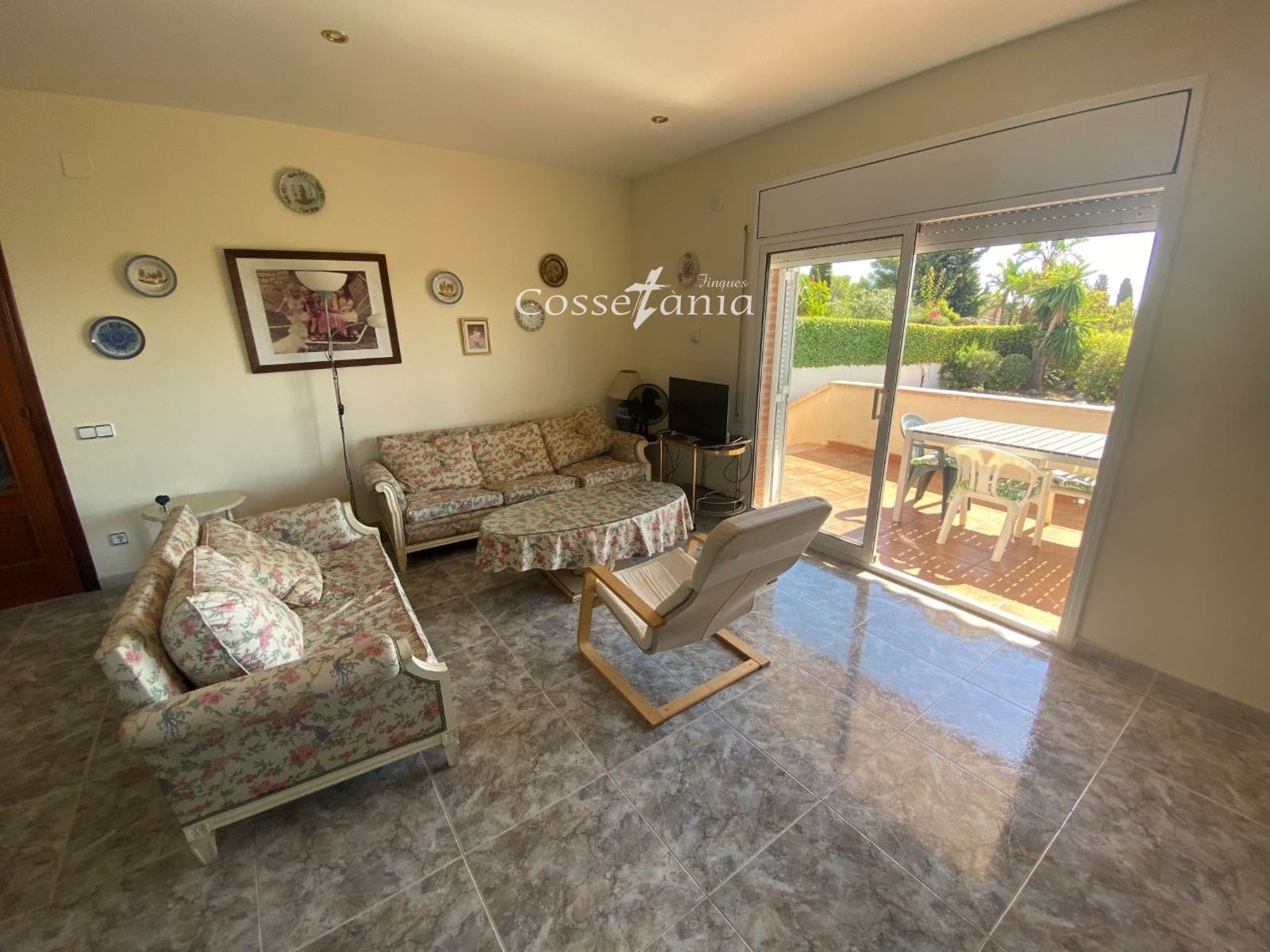 VENTA DE CHALET INDEPENDIENTE DE 4 DORMITORIOS / 3 BAÑOS Y PISCINA PROPIA
