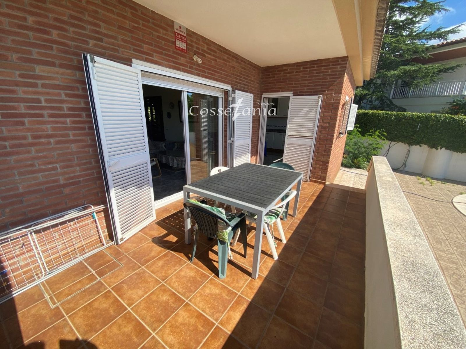 VENTA DE CHALET INDEPENDIENTE DE 4 DORMITORIOS / 3 BAÑOS Y PISCINA PROPIA