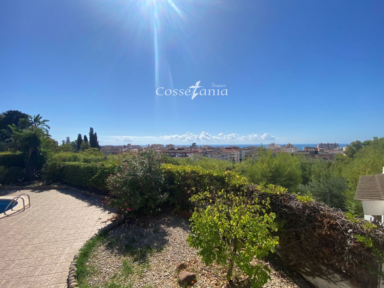 VENTA DE CHALET INDEPENDIENTE DE 4 DORMITORIOS / 3 BAÑOS Y PISCINA PROPIA