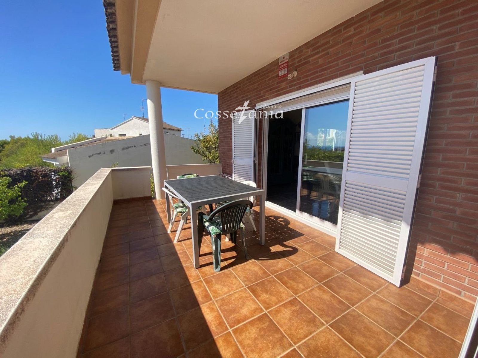 VENTA DE CHALET INDEPENDIENTE DE 4 DORMITORIOS / 3 BAÑOS Y PISCINA PROPIA