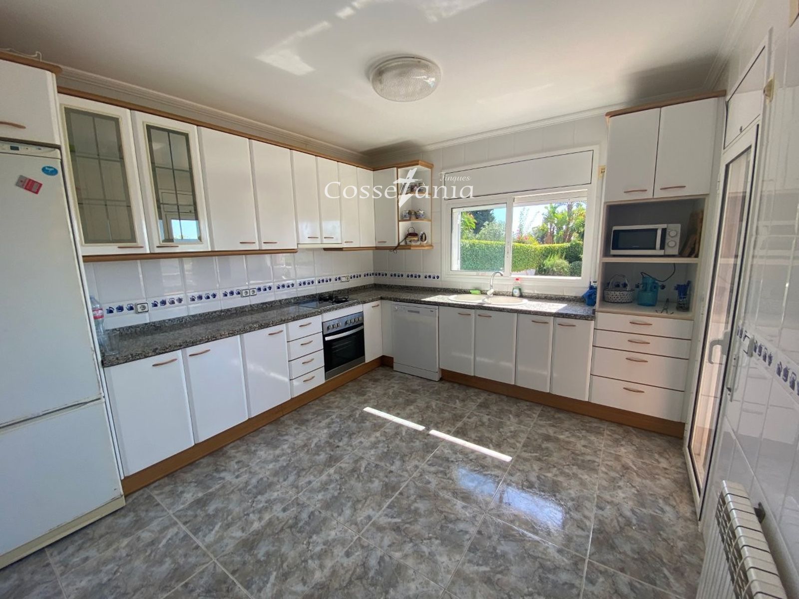 VENTA DE CHALET INDEPENDIENTE DE 4 DORMITORIOS / 3 BAÑOS Y PISCINA PROPIA