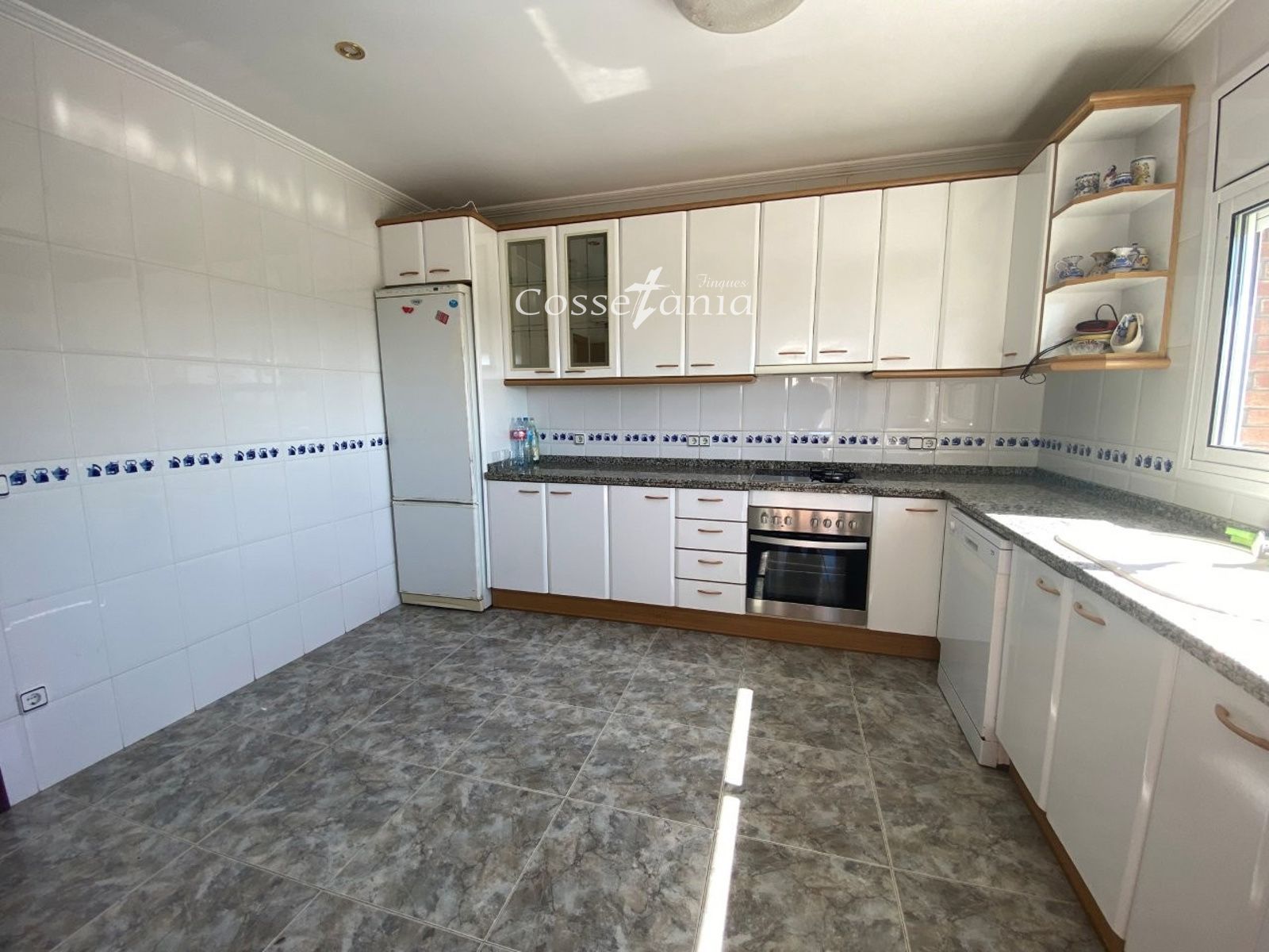 VENTA DE CHALET INDEPENDIENTE DE 4 DORMITORIOS / 3 BAÑOS Y PISCINA PROPIA