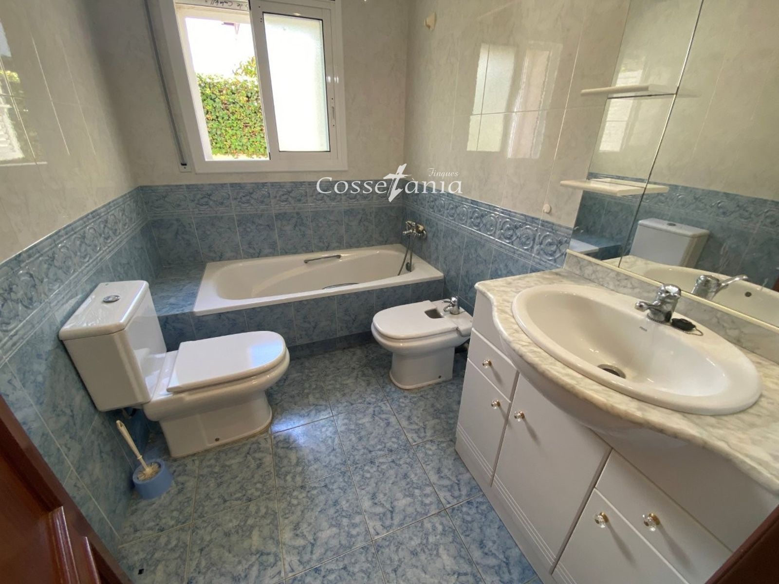 VENTA DE CHALET INDEPENDIENTE DE 4 DORMITORIOS / 3 BAÑOS Y PISCINA PROPIA