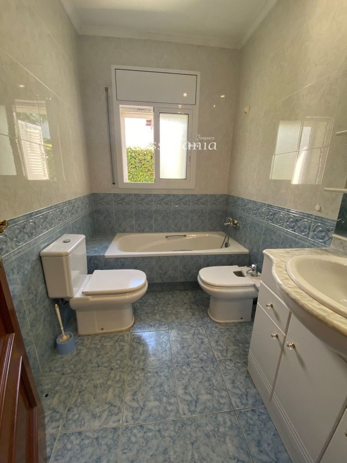 VENTA DE CHALET INDEPENDIENTE DE 4 DORMITORIOS / 3 BAÑOS Y PISCINA PROPIA