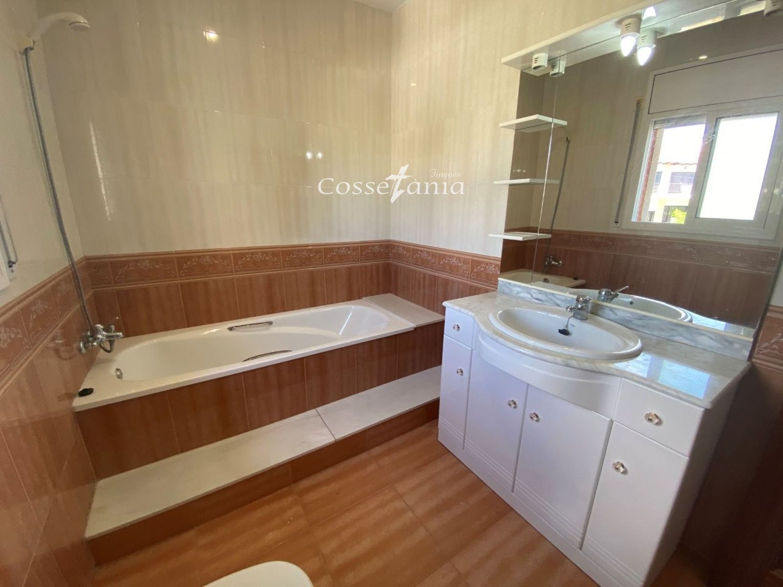 VENTA DE CHALET INDEPENDIENTE DE 4 DORMITORIOS / 3 BAÑOS Y PISCINA PROPIA