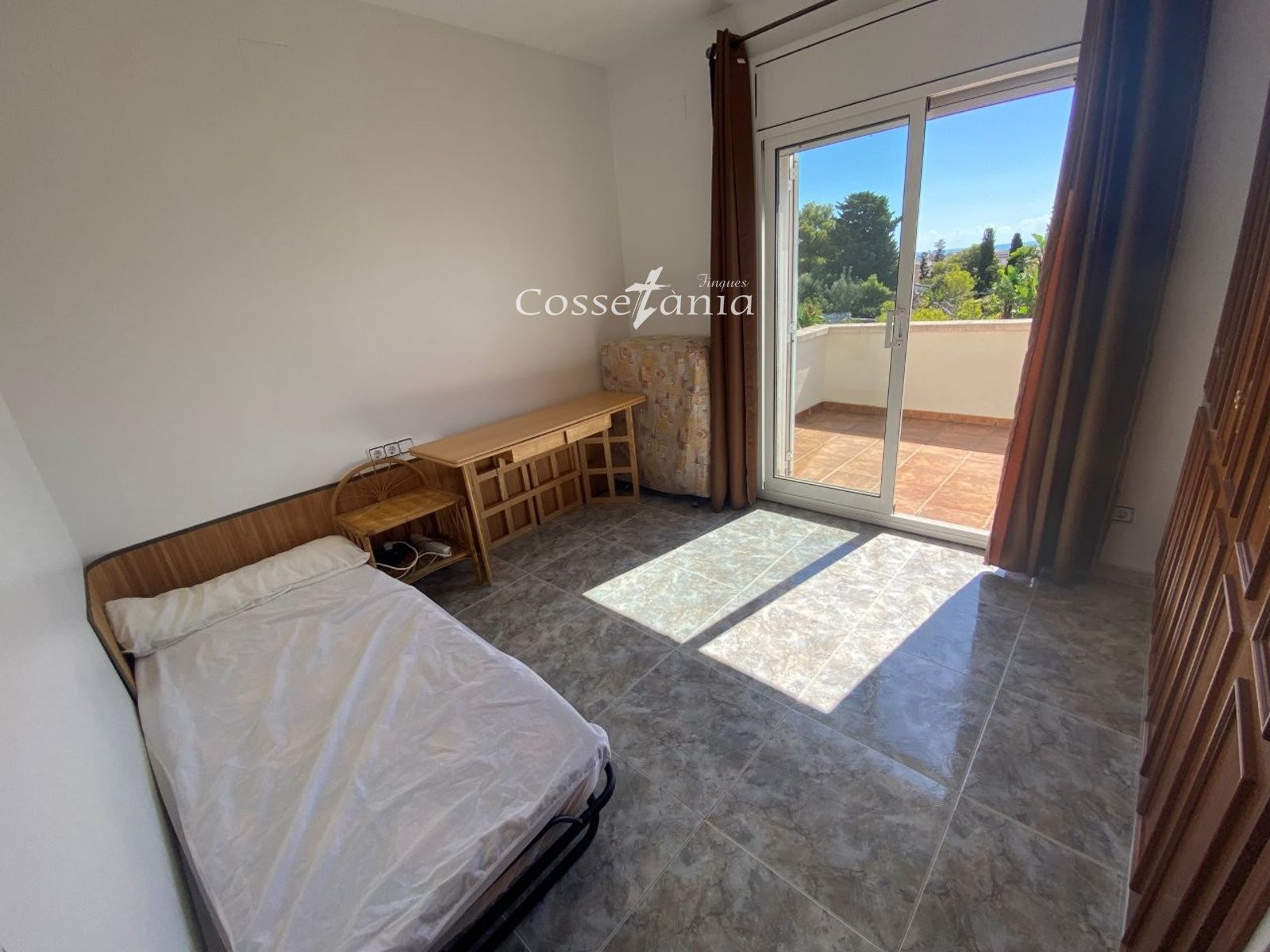 VENTA DE CHALET INDEPENDIENTE DE 4 DORMITORIOS / 3 BAÑOS Y PISCINA PROPIA