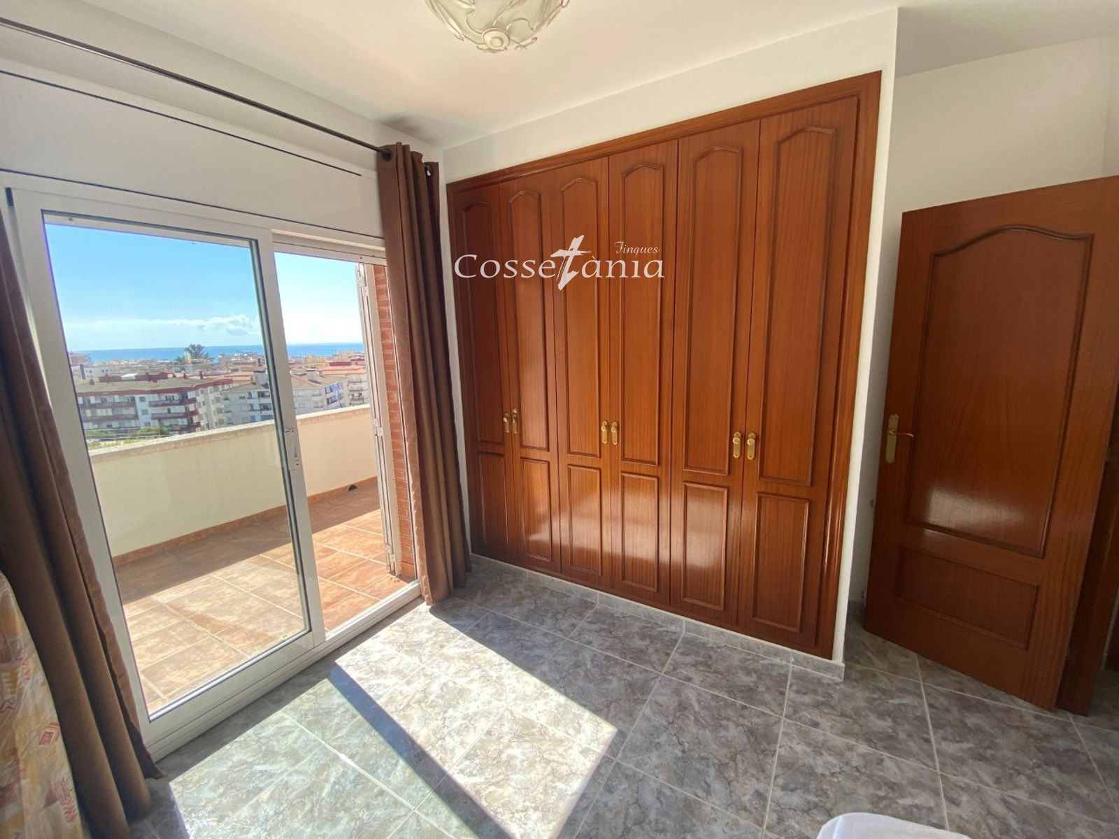 VENTA DE CHALET INDEPENDIENTE DE 4 DORMITORIOS / 3 BAÑOS Y PISCINA PROPIA