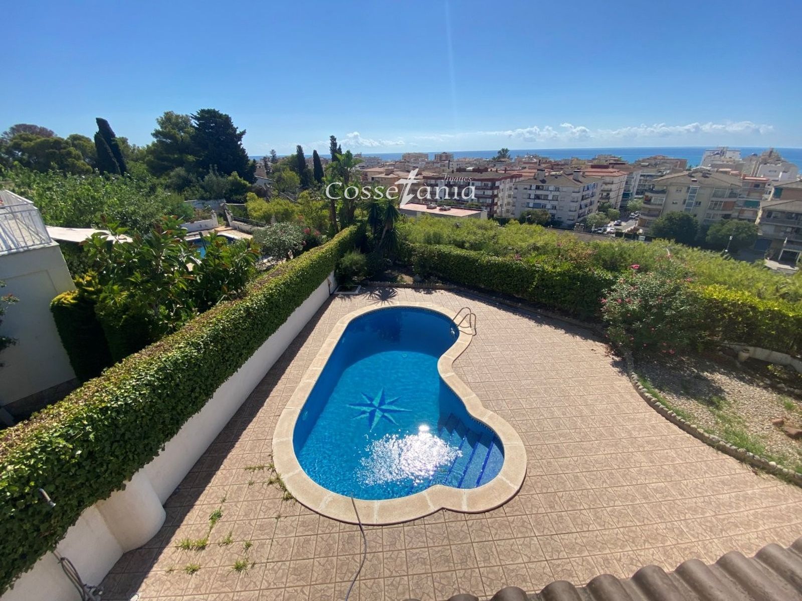 VENTA DE CHALET INDEPENDIENTE DE 4 DORMITORIOS / 3 BAÑOS Y PISCINA PROPIA