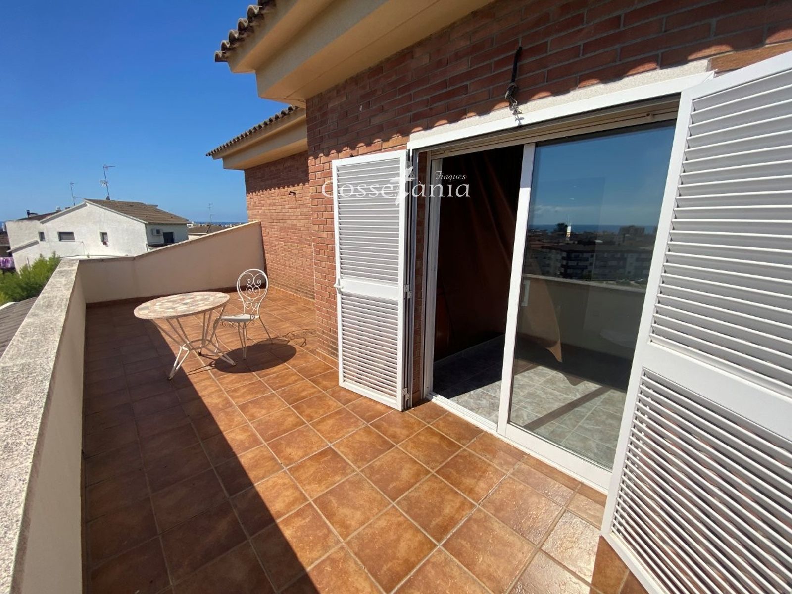 VENTA DE CHALET INDEPENDIENTE DE 4 DORMITORIOS / 3 BAÑOS Y PISCINA PROPIA