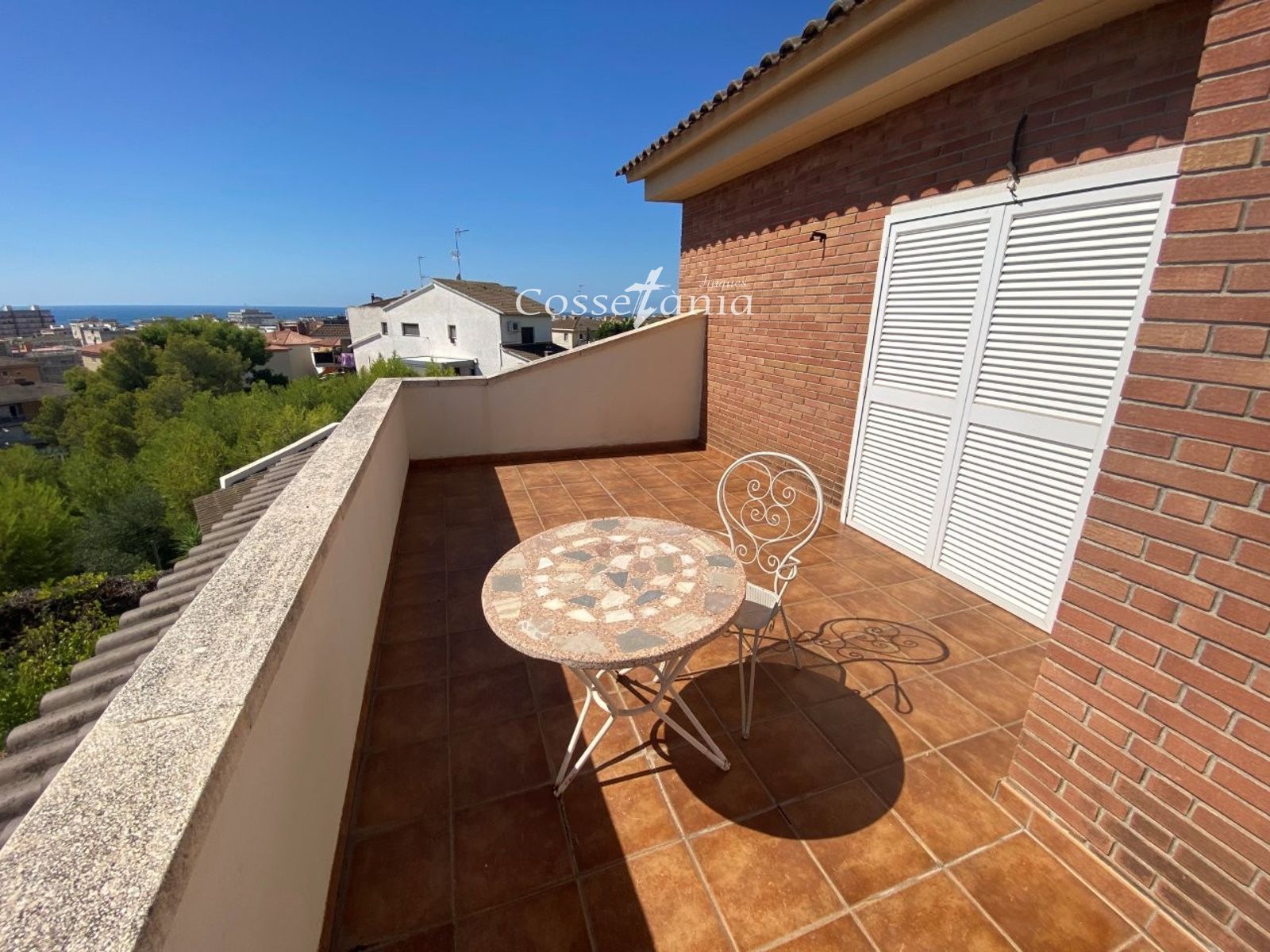 VENTA DE CHALET INDEPENDIENTE DE 4 DORMITORIOS / 3 BAÑOS Y PISCINA PROPIA