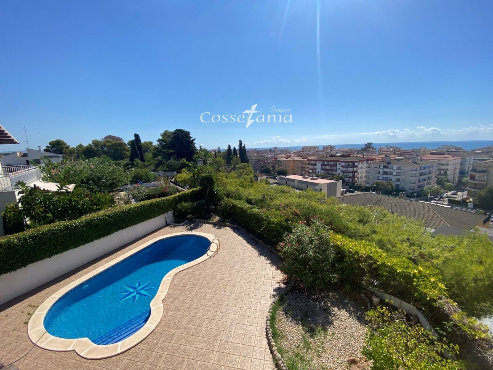 VENTA DE CHALET INDEPENDIENTE DE 4 DORMITORIOS / 3 BAÑOS Y PISCINA PROPIA