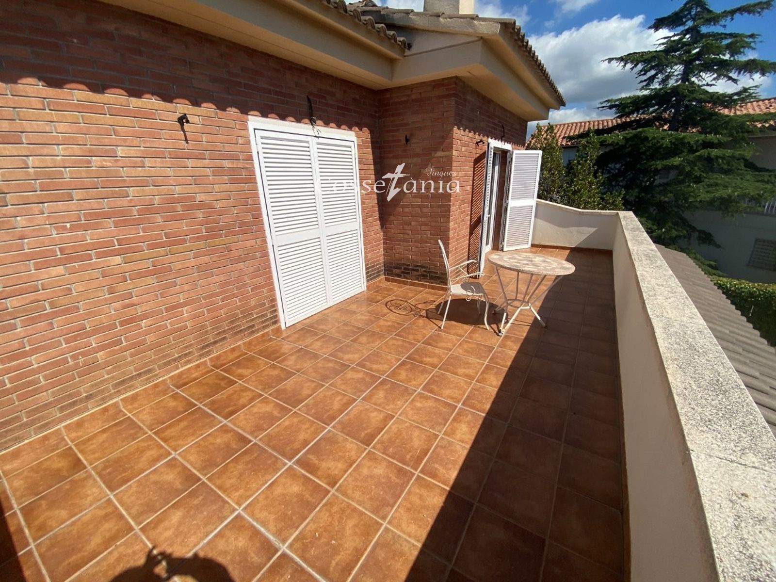 VENTA DE CHALET INDEPENDIENTE DE 4 DORMITORIOS / 3 BAÑOS Y PISCINA PROPIA
