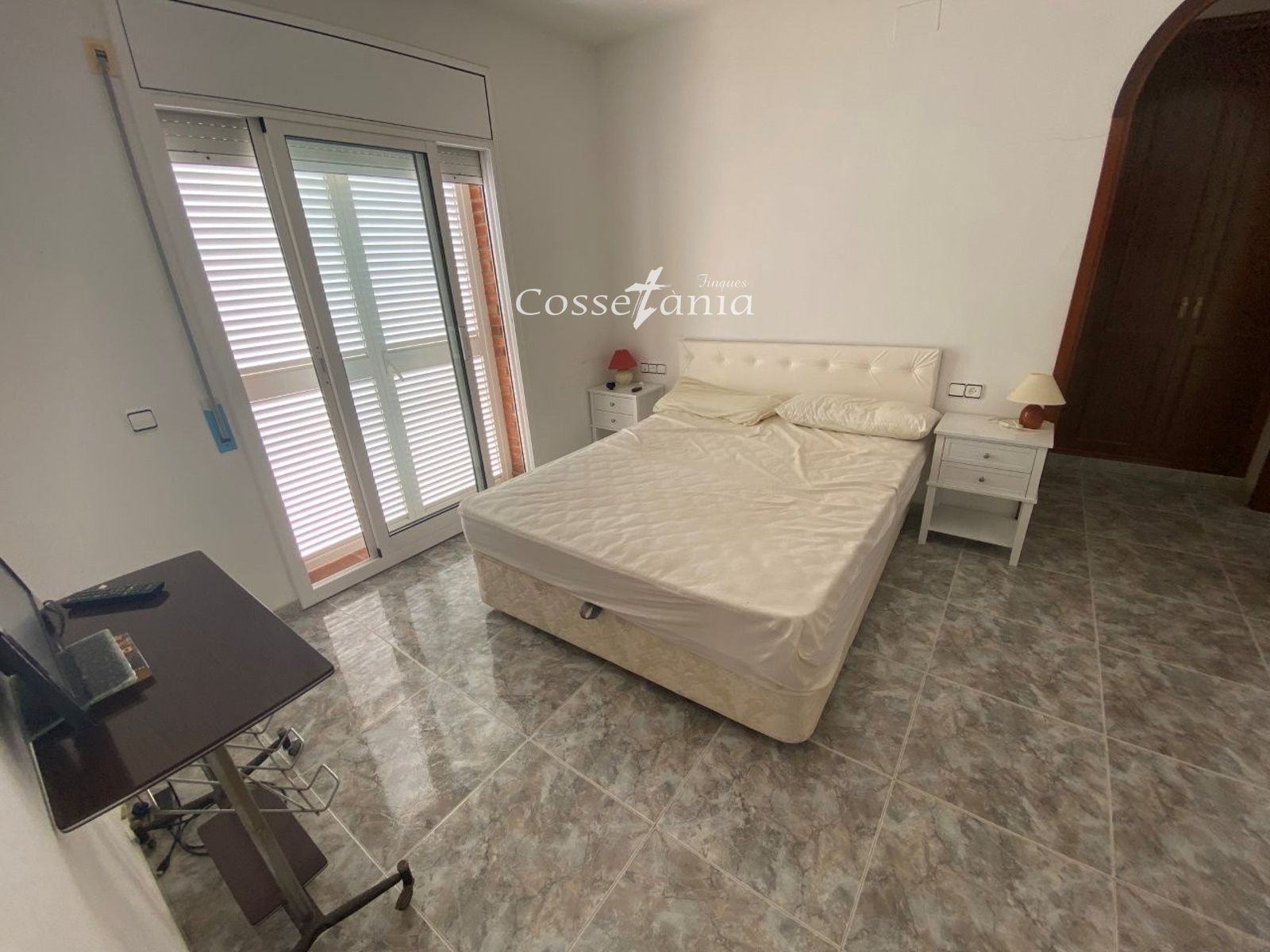 VENTA DE CHALET INDEPENDIENTE DE 4 DORMITORIOS / 3 BAÑOS Y PISCINA PROPIA