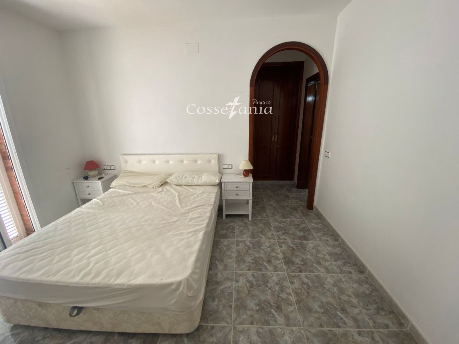 VENTA DE CHALET INDEPENDIENTE DE 4 DORMITORIOS / 3 BAÑOS Y PISCINA PROPIA