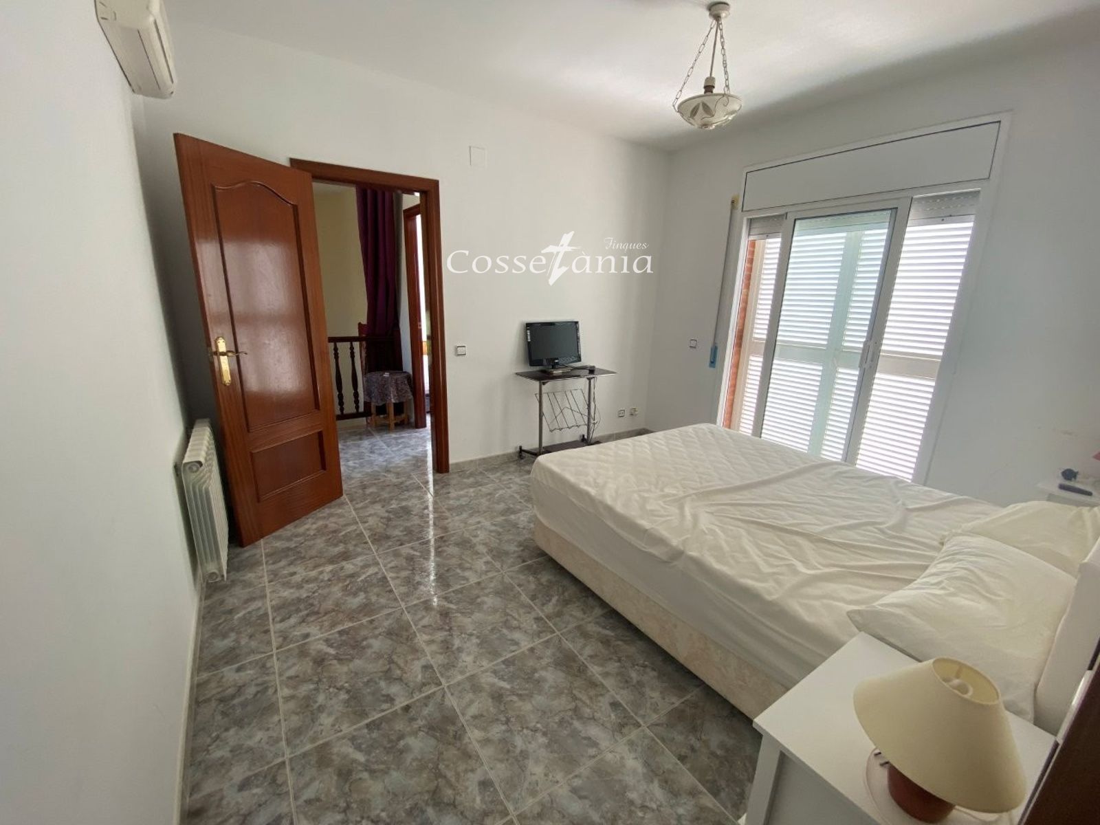 VENTA DE CHALET INDEPENDIENTE DE 4 DORMITORIOS / 3 BAÑOS Y PISCINA PROPIA
