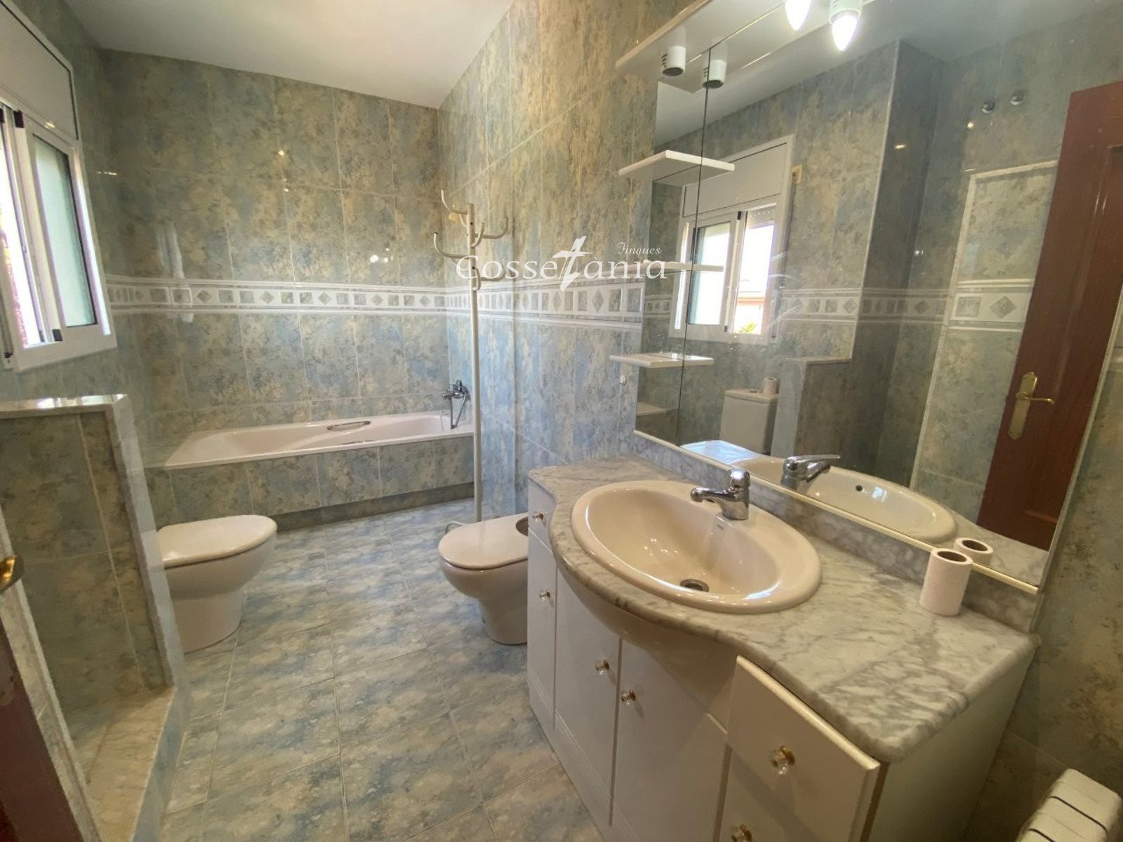 VENTA DE CHALET INDEPENDIENTE DE 4 DORMITORIOS / 3 BAÑOS Y PISCINA PROPIA