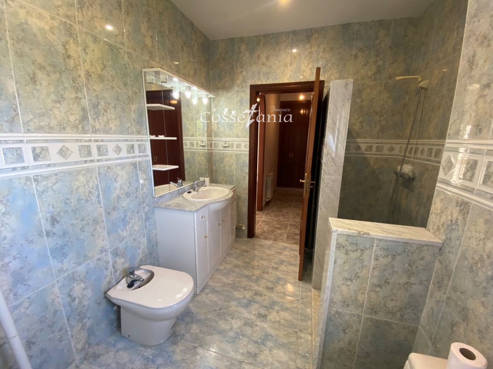 VENTA DE CHALET INDEPENDIENTE DE 4 DORMITORIOS / 3 BAÑOS Y PISCINA PROPIA