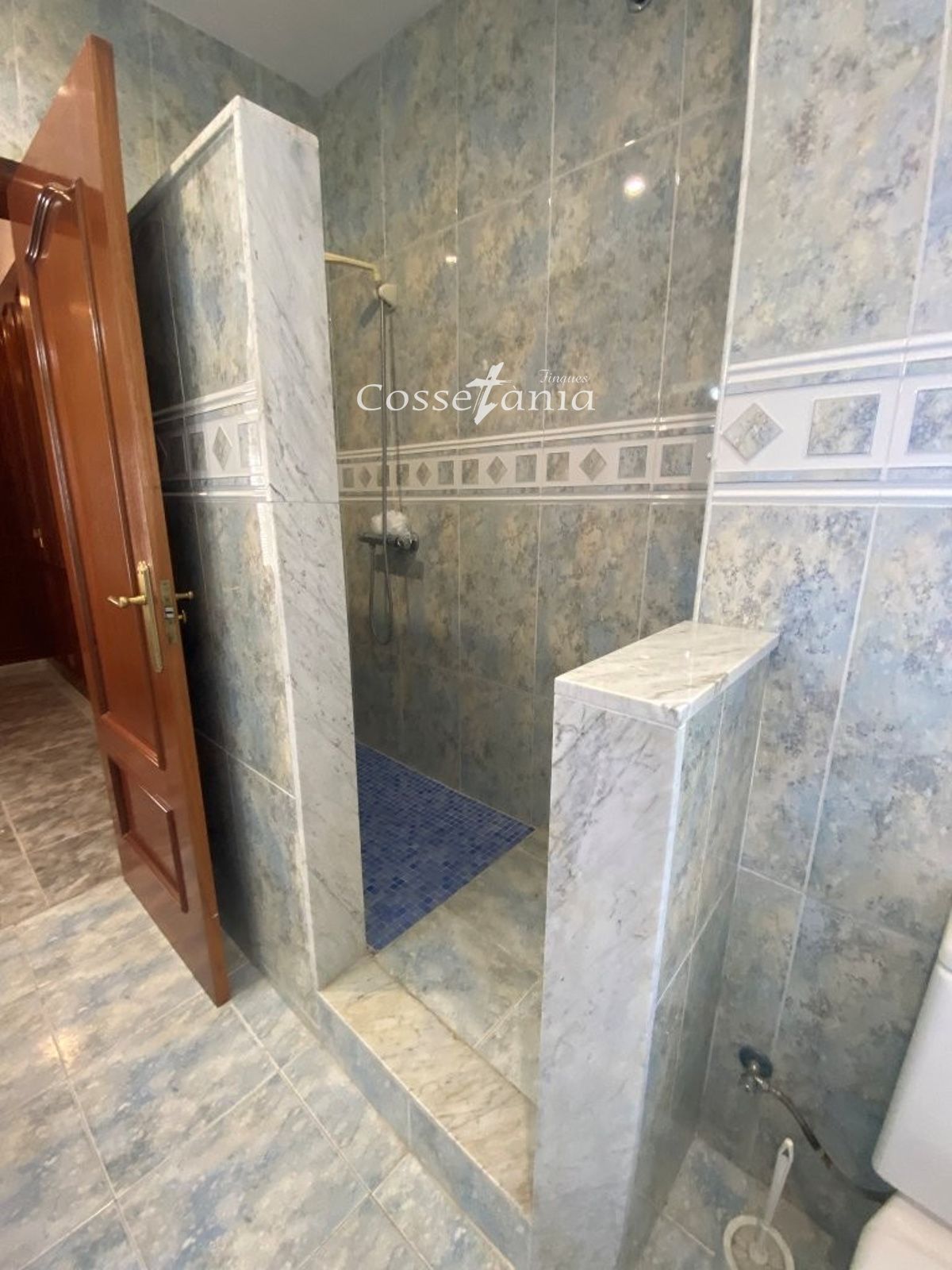VENTA DE CHALET INDEPENDIENTE DE 4 DORMITORIOS / 3 BAÑOS Y PISCINA PROPIA