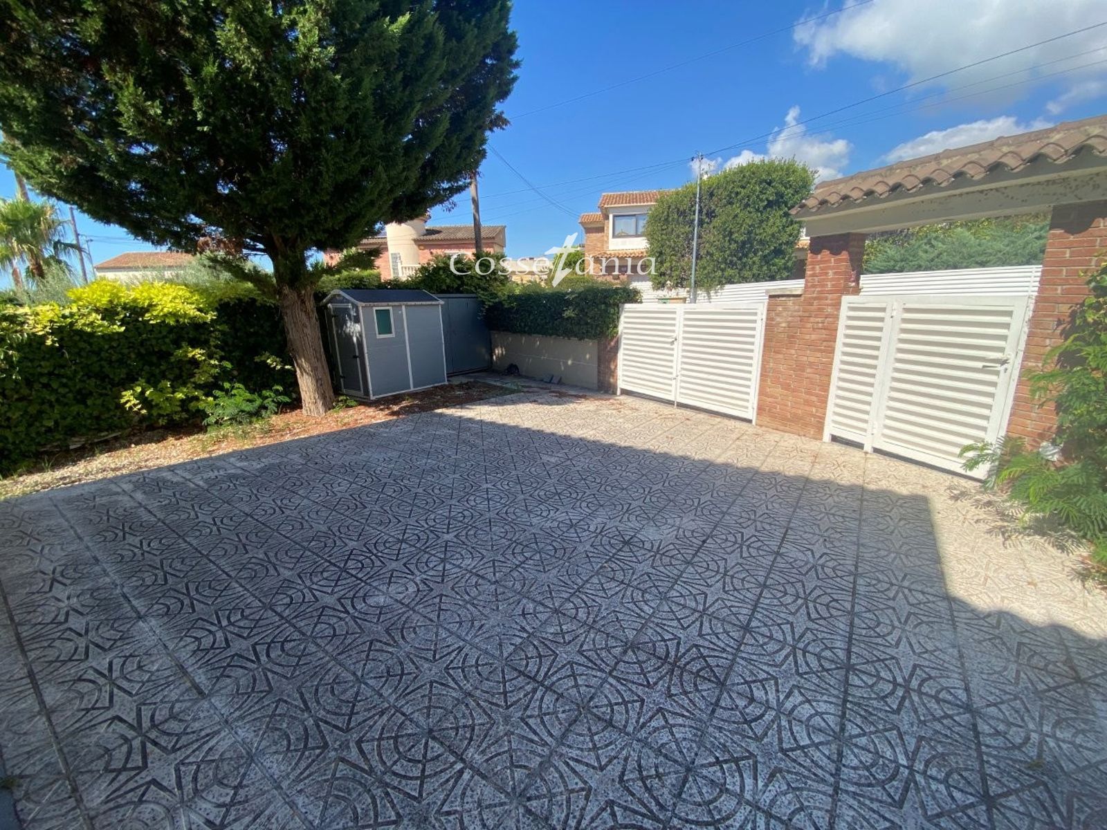 VENTA DE CHALET INDEPENDIENTE DE 4 DORMITORIOS / 3 BAÑOS Y PISCINA PROPIA