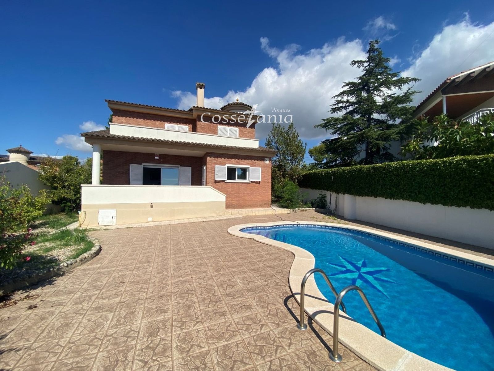 VENTA DE CHALET INDEPENDIENTE DE 4 DORMITORIOS / 3 BAÑOS Y PISCINA PROPIA