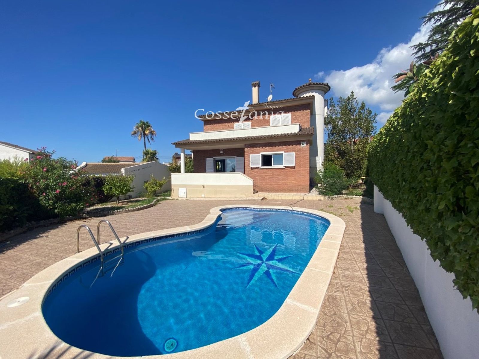 VENTA DE CHALET INDEPENDIENTE DE 4 DORMITORIOS / 3 BAÑOS Y PISCINA PROPIA