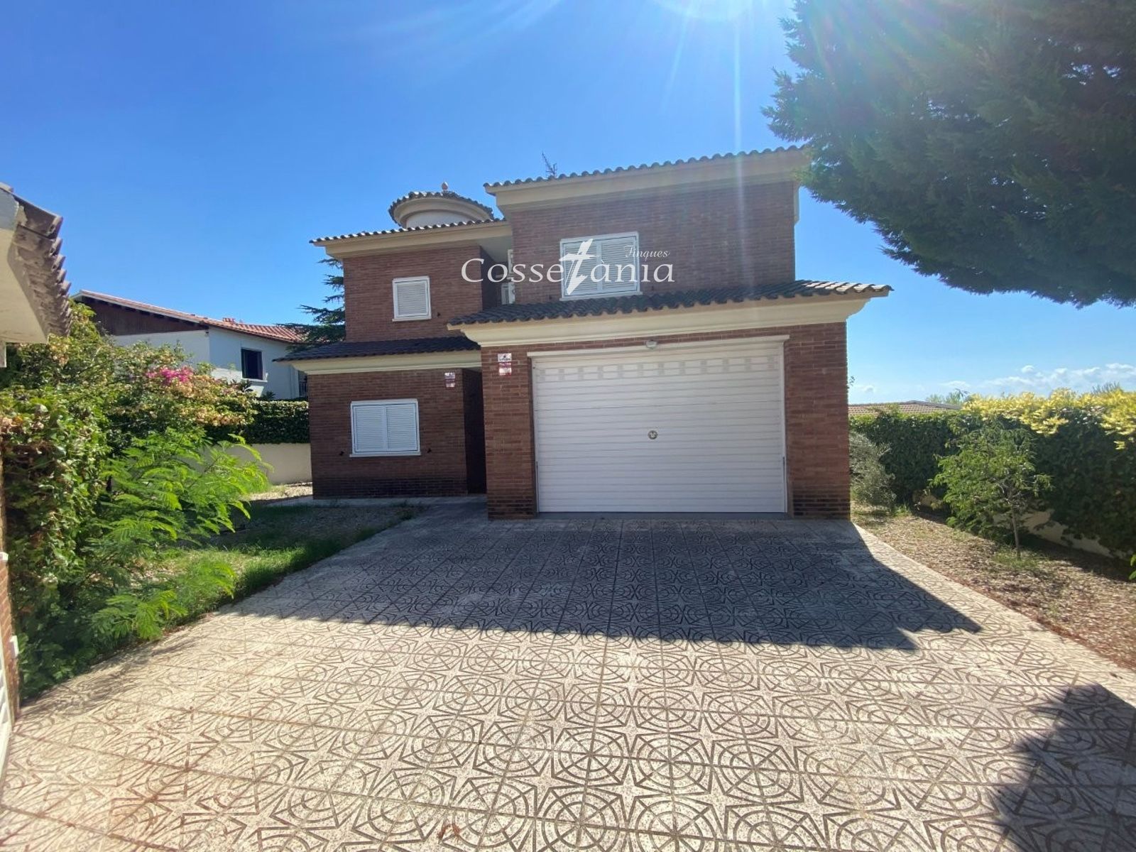 VENTA DE CHALET INDEPENDIENTE DE 4 DORMITORIOS / 3 BAÑOS Y PISCINA PROPIA