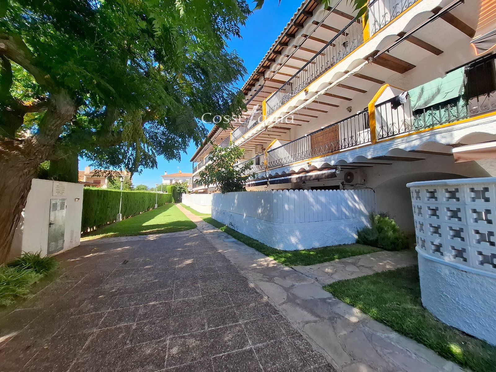 Planta baja con dos grandes terrazas y piscina a 350 metros del mar en Coma-ruga - Foto 5