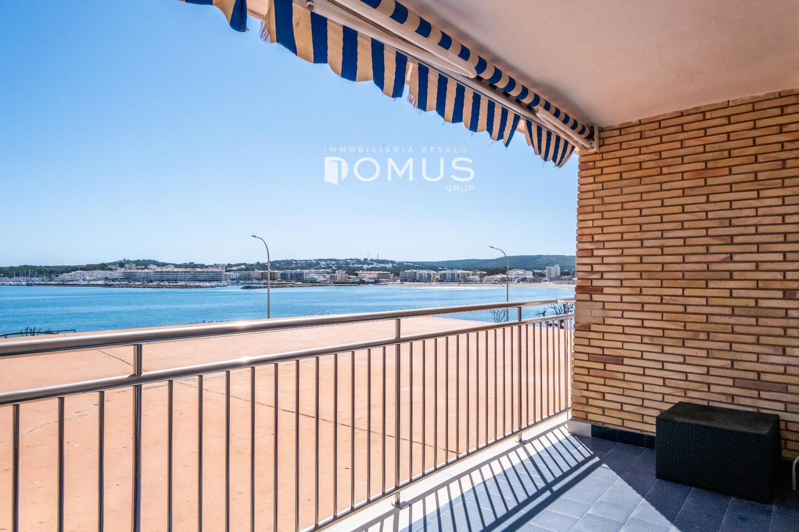 Piso en L’Escala con vistas al mar y piscina