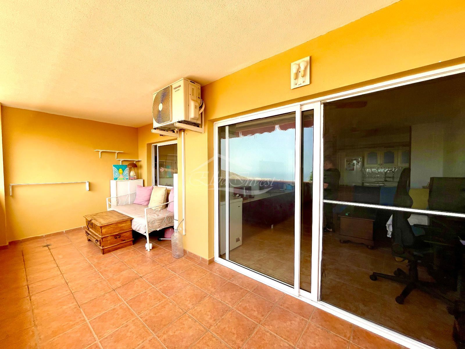 Apartamento de 2 dormitorios con vistas al mar en Roque del Conde - Foto 2